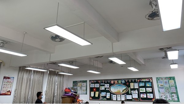 選擇符合國(guó)家標(biāo)準(zhǔn)的華輝教室護(hù)眼燈，有效呵護(hù)學(xué)生明眸眼睛