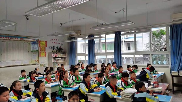 學生近視居高不下，教育照明的核心是向他們提供護眼的照明產(chǎn)品