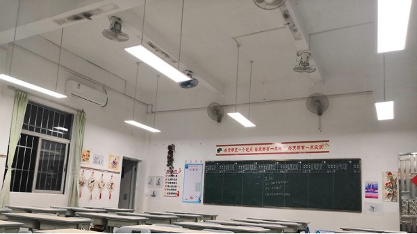 華輝教育照明打造教室優(yōu)質(zhì)照明光環(huán)境，有效預(yù)防近視